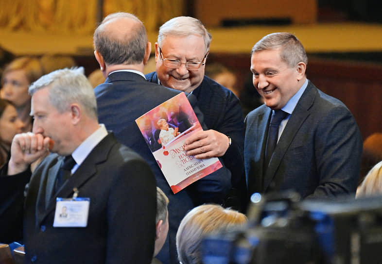 Председатель Ассоциации юристов России Сергей Степашин (в центре) и губернатор Волгоградской области Андрей Бочаров (справа)