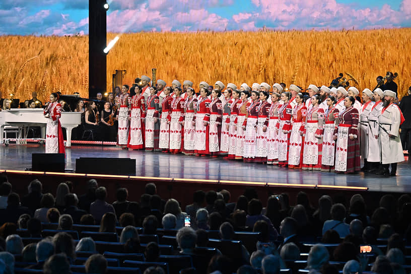 Александру Пахмутову также поздравили заслуженные артисты РФ Пелагея, Зара, Александр Маршал, арт-группа «Хор Турецкого» и другие исполнители 