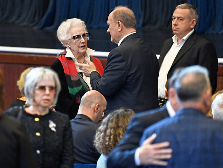 Лидер КПРФ Геннадий Зюганов (в центре) с телеведущей Анной Шатиловой