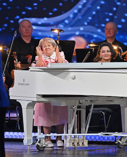 Александра Пахмутова за роялем