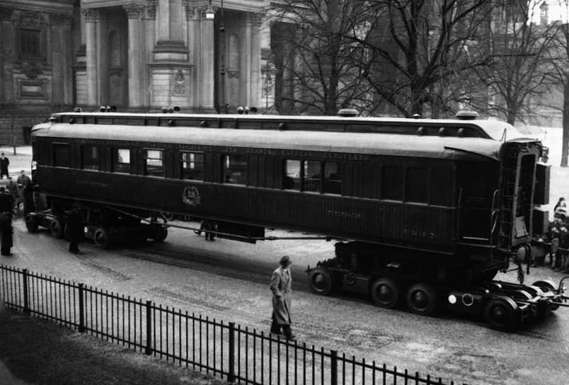 Подписание перемирия проходило на фоне стремительного развития Ноябрьской революции в Германии, которая привела к падению монархии и установлению Веймарской республики. Новое правительство отменило военное положение, предоставило свободу слова и собраний, ввело всеобщее избирательное право и легализовало 8-часовой рабочий день
&lt;br>На фото: Компьенский вагон