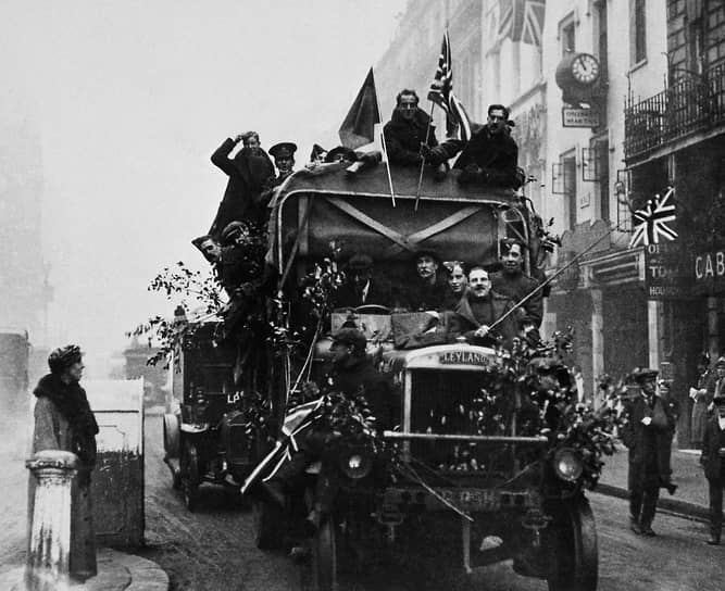 Жители Лондона отмечают перемирие, 1918 год
