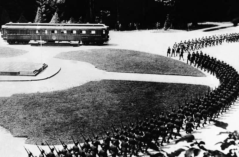 Вагон, в котором было подписано перемирие, был выпущен в 1914 году и выполнял функции ресторана. К 1918 году он был переоборудован в личный штабной вагон маршала Фоша. В 1940-ом по личному приказу Гитлера вагон был вывезен из музейного павильона возле Парижа (на фото) для подписания Второго компьенского перемирия, которое означало капитуляцию Франции перед Германией. В апреле 1945 года, по приказу Гитлера, вагон был сожжен солдатами СС. Сегодня на французском мемориальном комплексе «Поляна перемирия» выставлен вагон-близнец той же серии, что и оригинал