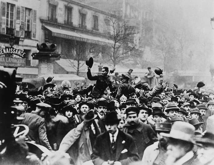 В США дата с 1954 года празднуется как День ветеранов, посвященный всем участникам боевых действий. Для Польши 11 ноября — Национальный праздник независимости в честь восстановления государственности в 1918 году. В России память павших в Первой мировой войне чтут 1 августа, что связано с подписанием Брестского мира, а в Германии во второе воскресенье ноября отмечают День памяти жертв войн и тирании
&lt;br>На фото: Париж в день перемирия, 1918 год