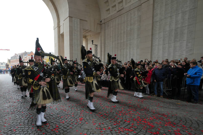 Оркестр волынщиков у мемориала Менинских ворот в бельгийском городе Ипр