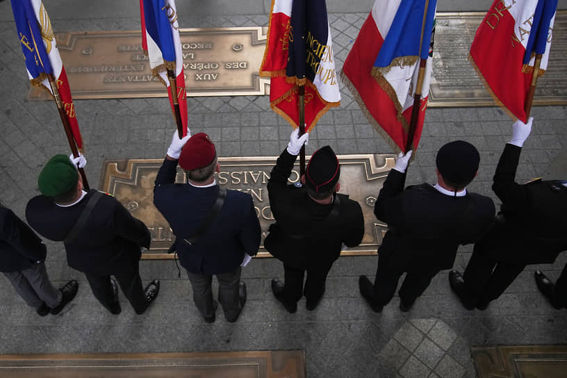 Перед началом мероприятия у Триумфальной арки в Париже