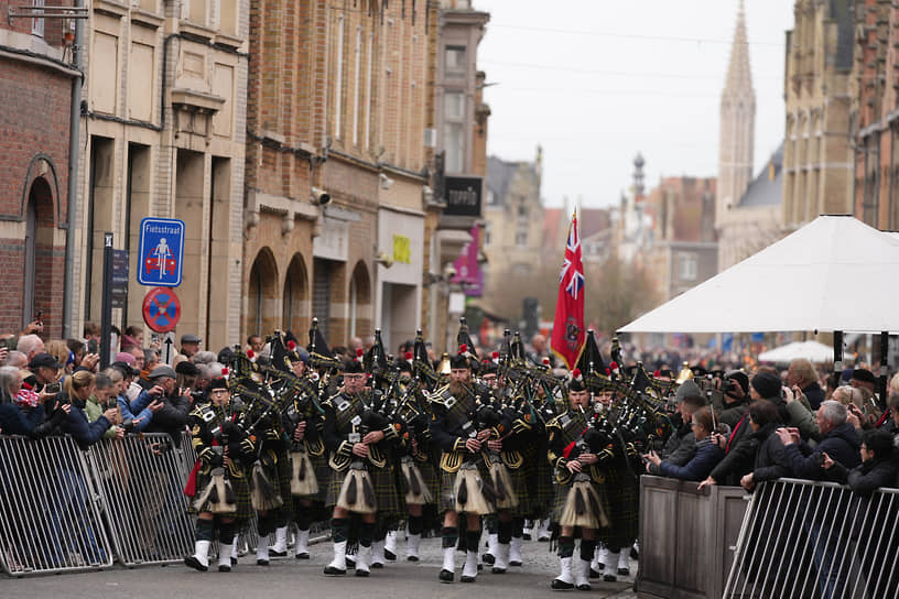 Марш оркестра волынщиков в бельгийском Ипре 