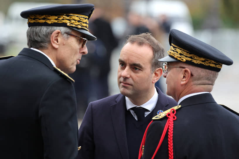 Премьер-министр Франции Себастьен Лекорню (в центре) перед церемонией возложения венков к памятнику Жоржу Клемансо на Елисейских полях, 2025 год