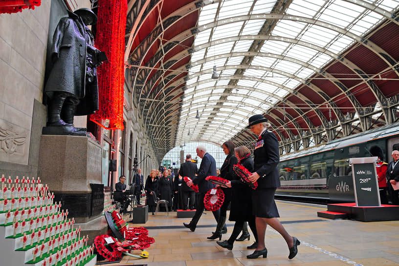 Возложение венков на лондонском вокзале Паддингтон