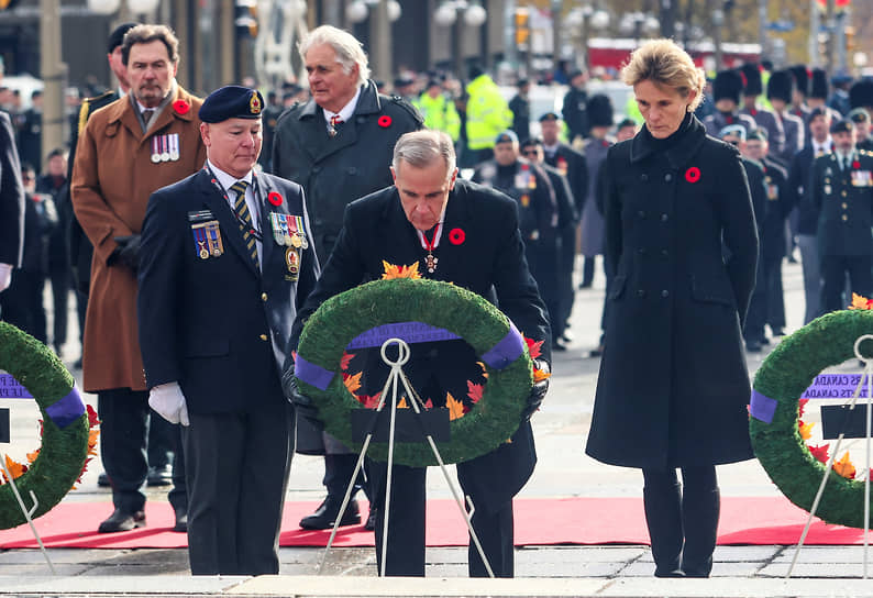 Премьер-министр Канады Марк Карни и его жена Диана Фокс Карни на церемонии в Оттаве 