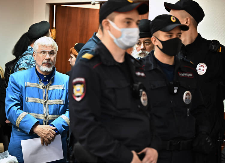 Основатель группы компаний «Ваш финансовый попечитель» Василий Бойко-Великий (слева) во время заседания суда (2023 год)