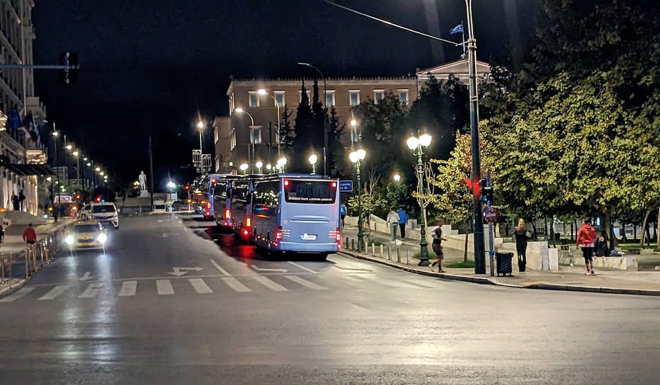Бегуны подтягивались на остановку автобусов еще затемно (Афины, площадь Синтагма, около шести часов утра)