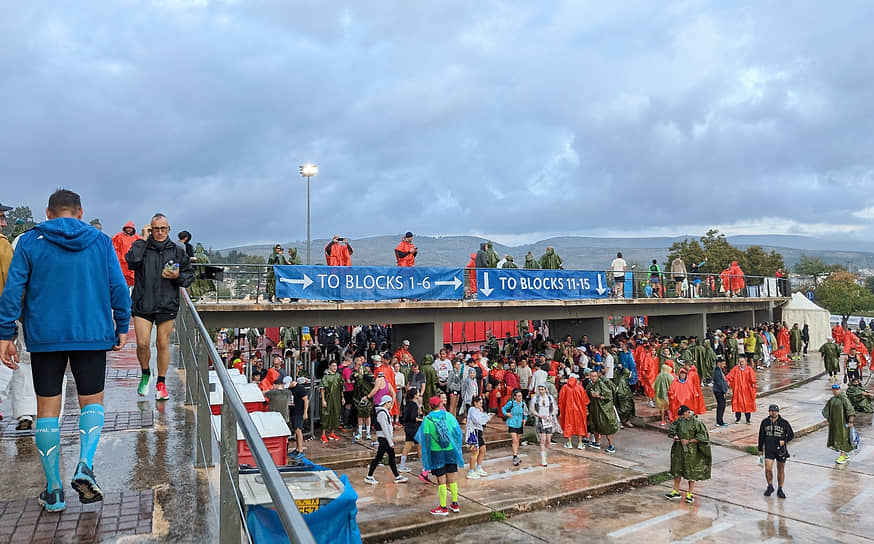 Спасаясь от дождя, участники искали в стартовом городке Марафона любое укрытие