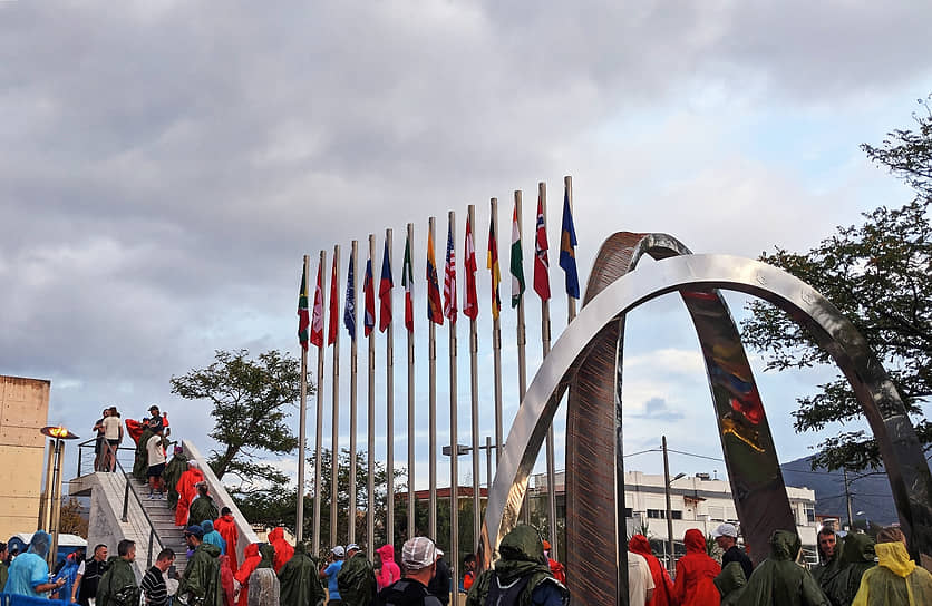В стартовом городке Марафона зажигается факел, символизирующий Олимпийский огонь
