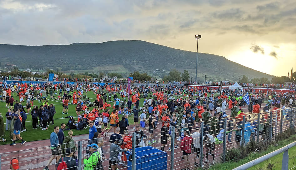 Большинство стартовых кластеров было расположено прямо на траве стадиона в городе Марафон