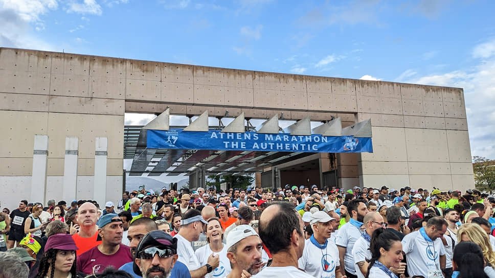 Перед стартом организаторы исторического марафона сообщили, что это спортивное мероприятие по традиции посвящается миру во всем мире