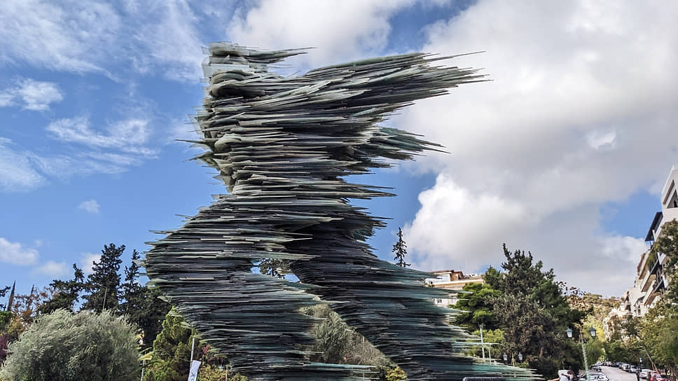 Современная статуя бегуна в Афинах изготовлена из стекла