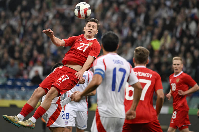 Игрок сборной России Иван Обляков (слева)
