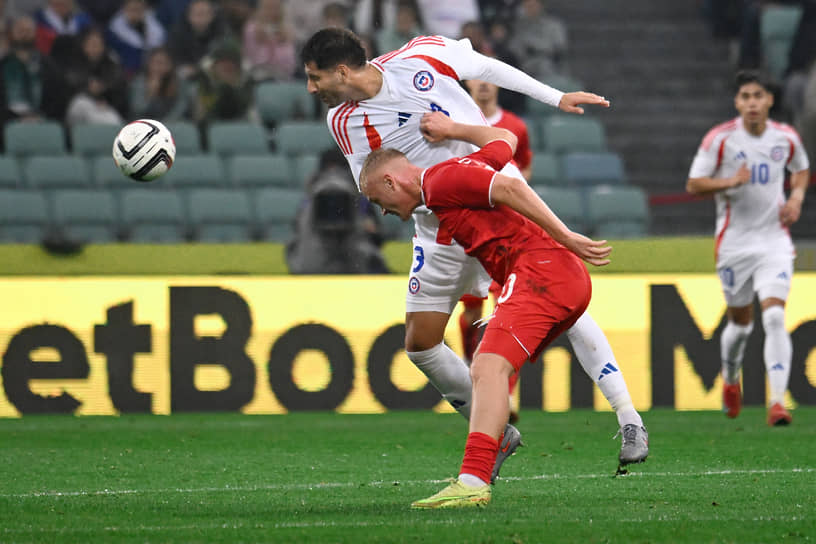 Игрок сборной России Константин Тюкавин (в центре)