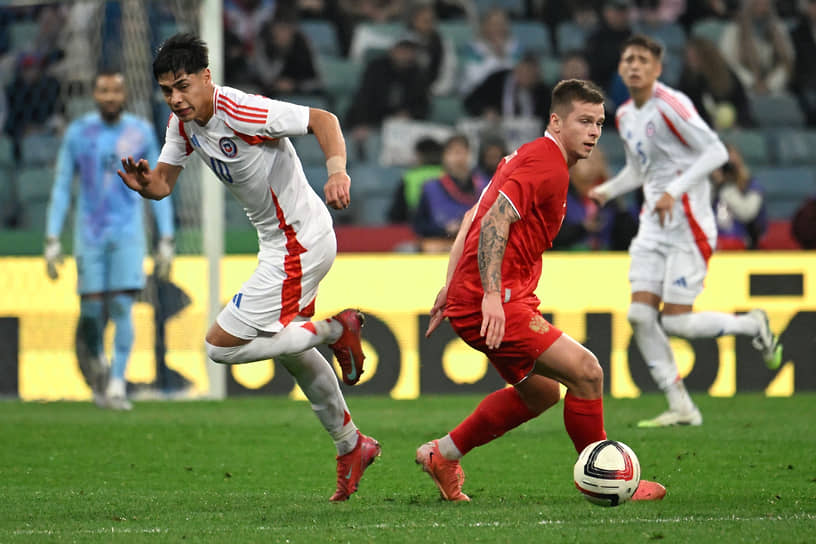 Игрок сборной России Данил Круговой (справа)