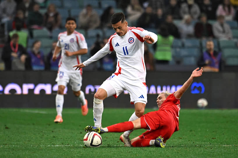 Игрок сборной Чили Лукас Сепеда и игрок сборной России Алексей Батраков