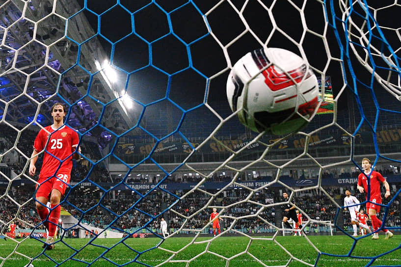 Игрок сборной России Матвей Лукин (слева)