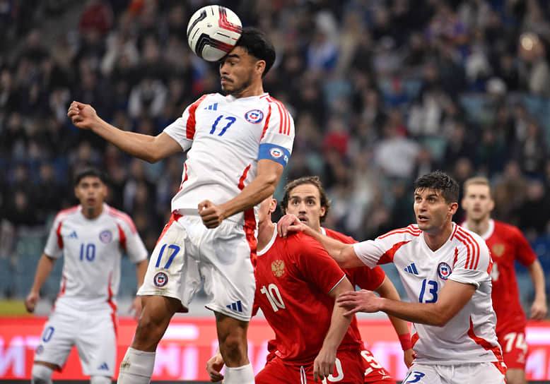 Игрок сборной Чили Габриэль Суасо (в центре)