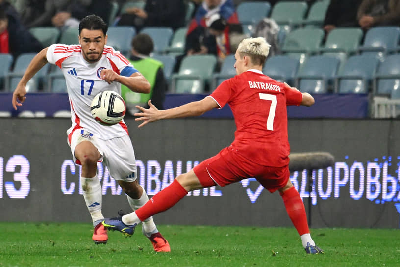 Игрок сборной Чили Габриэль Суасо (слева) и игрок сборной России Алексей Батраков