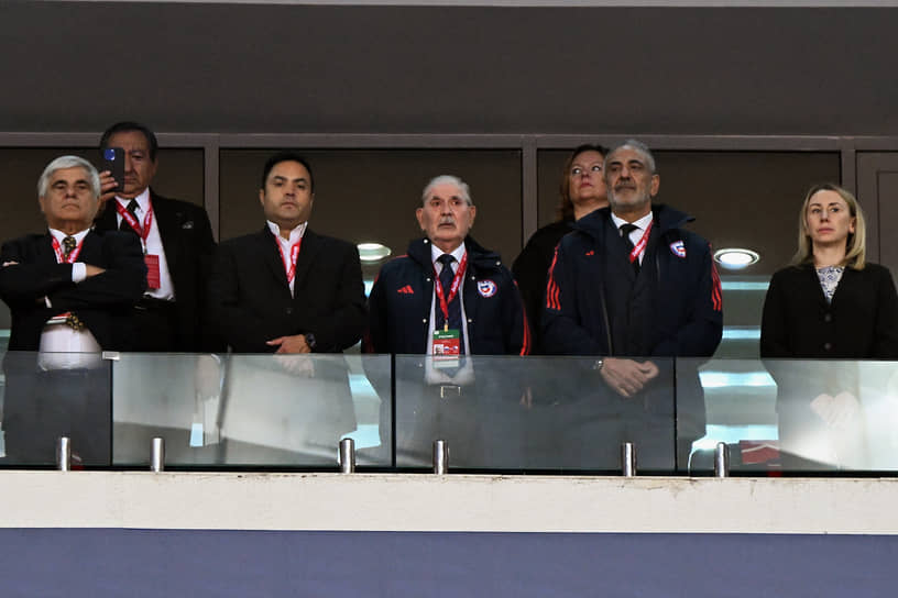 Болельщики на трибуне в VIP-ложе