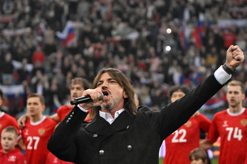 Участник группы «Дискотека Авария» Николай Тимофеев во время выступления перед матчем