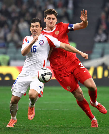 Игрок сборной Чили Гонсало Тапия (слева) и игрок сборной России Игорь Дивеев