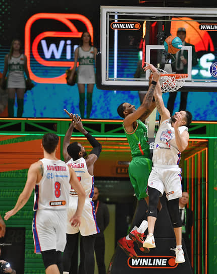 Баскетболисты во время матча