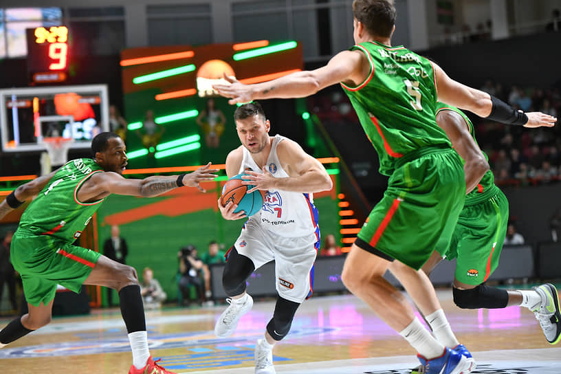 Игрок команды ЦСКА Иван Ухов (в центре) 