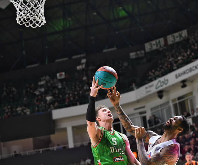 Игрок команды УНИКС Дмитрий Кулагин (слева) и баскетболист ЦСКА Мело Тримбл