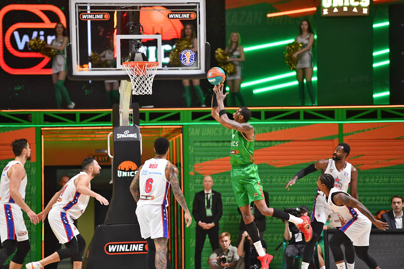 Баскетболисты во время матча