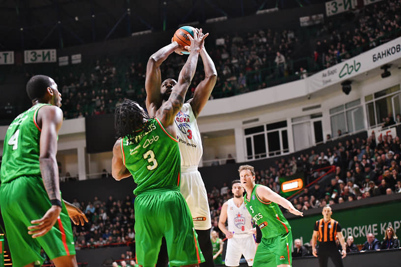 Баскетболисты во время матча