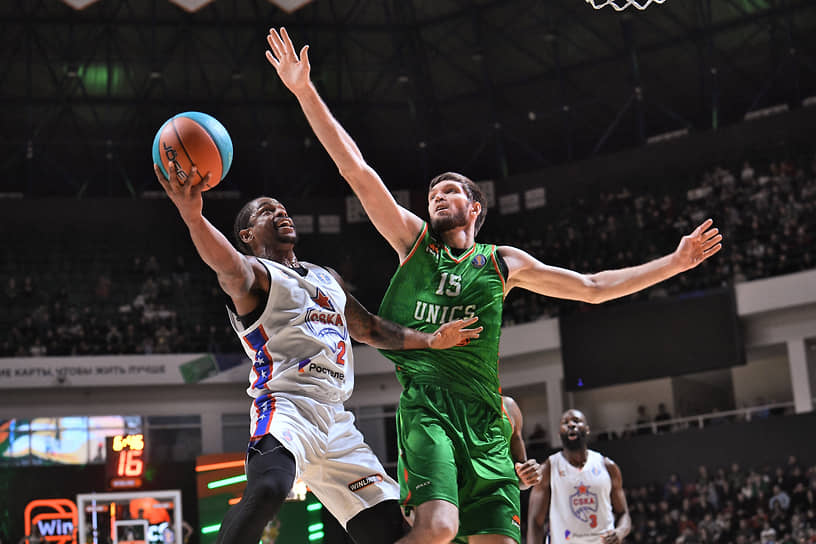 Игрок команды УНИКС Руслан Абдулбасиров (справа) и баскетболист ЦСКА Каспер Уэйр (слева)