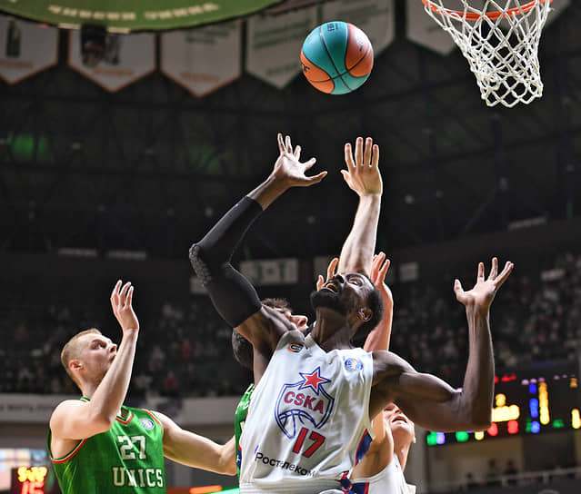 Игрок команды ЦСКА Ливио Жан-Шарль (в центре) 