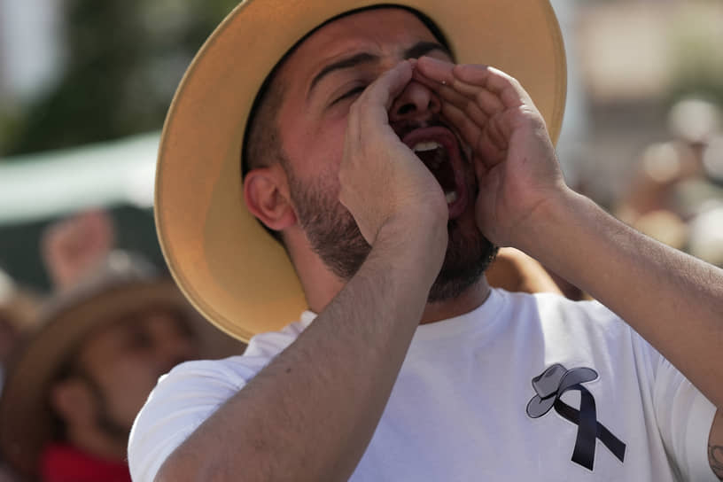 Особенное недовольство протестующих несколько дней назад вызвало заявление президента. Когда после убийства мэра люди захотели выйти на демонстрации, Клаудия Шейнбаум сказала, что акции протеста организуются ботами в интернете