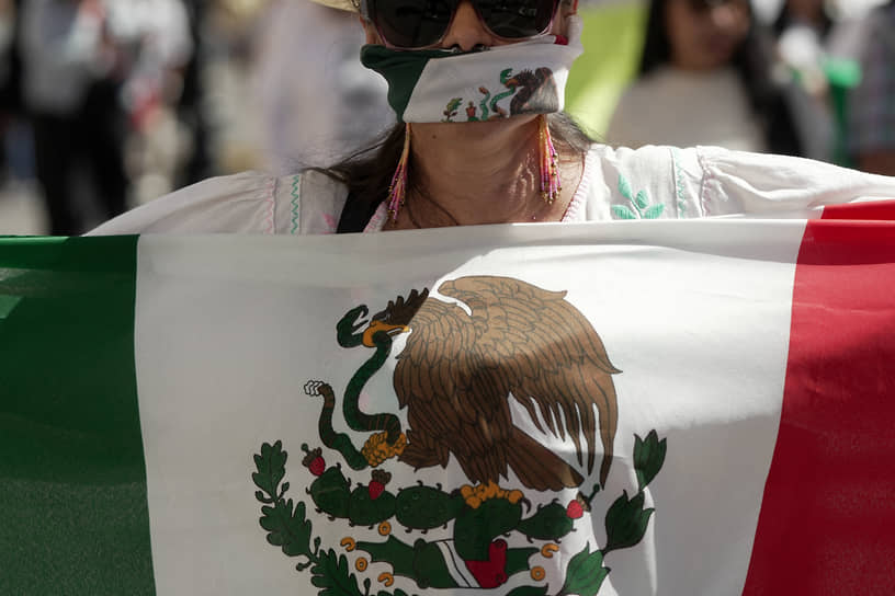 Протесты проходят на фоне высокого, по официальным данным, уровня одобрения действий президента Мексики — около 70%