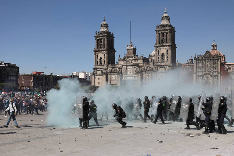 Столкновения с полицией на Площади Конституции в мексиканской столице