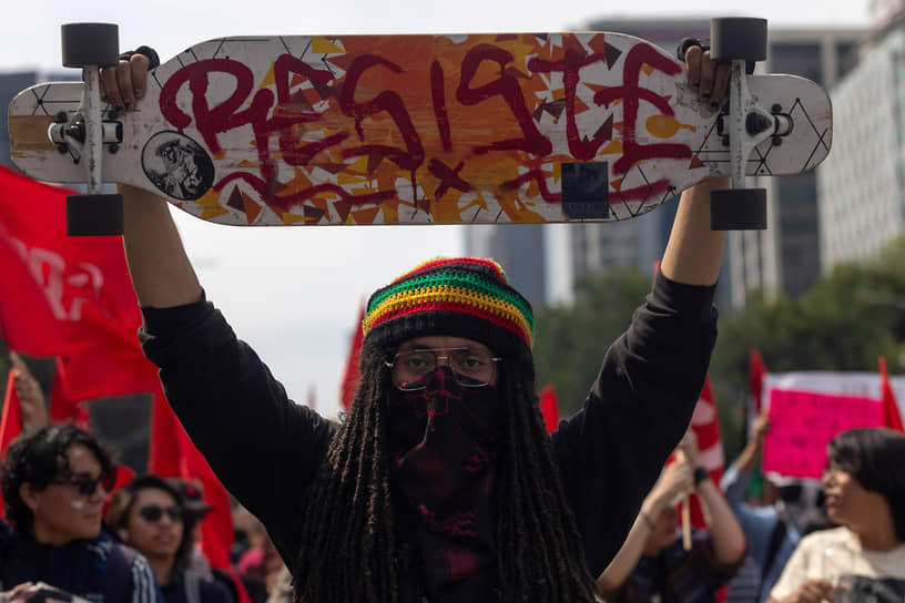 Участник митинга с призывом «Сопротивляйся» на скейтборде