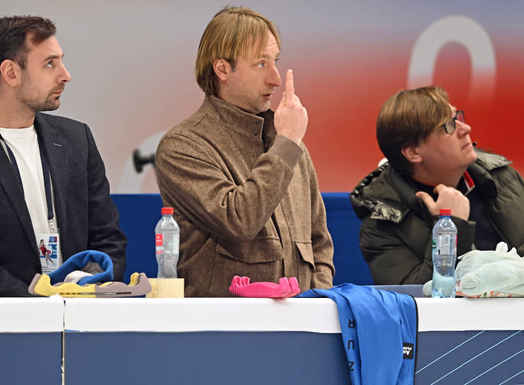 Тренеры по фигурному катанию Академии «Ангелы Плющенко» Евгений Плющенко (в центре) и Сергей Алексеев (слева)