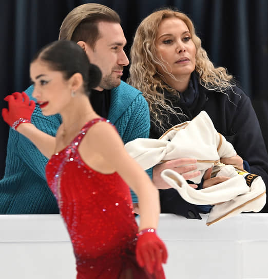 Слева направо: фигуристка Аделия Петросян, хореограф Даниил Глейхенгауз и тренер по фигурному катанию Этери Тутберидзе