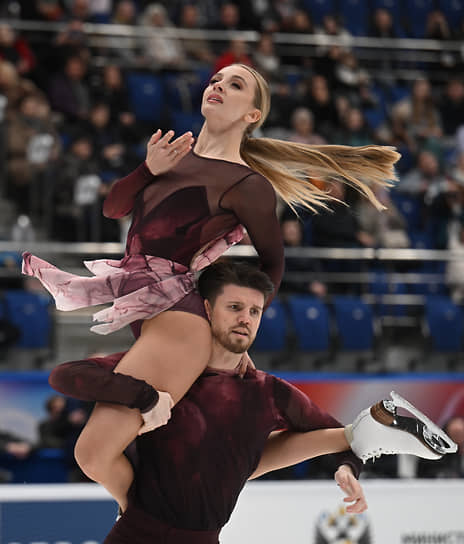 Фигуристы Александра Степанова и Иван Букин стали победителями среди спортивных пар