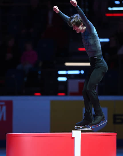 Фигурист Марк Кондратюк на пьедестале