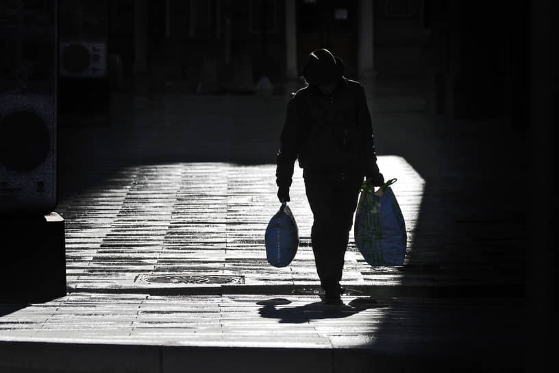 Некоторые сбрасывают мошенникам деньги в пакетах из окон своих квартир
