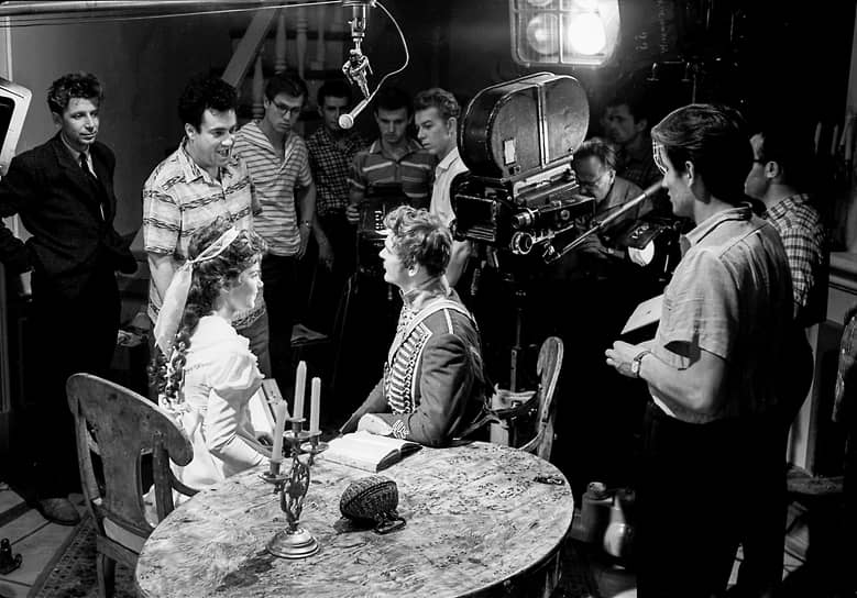 В роли Шурочки Азаровой, героини фильма «Гусарская баллада», Эльдар Рязанов видел Алису Фрейндлих. Однако образ, созданный актрисой на пробах, оказался слишком женственным. В итоге Шурочку сыграла студентка ГИТИСа Лариса Голубкина. Взять Юрия Яковлева на роль поручика Ржевского режиссеру посоветовал Иван Пырьев&lt;br>
На фото: Эльдар Рязанов, Лариса Голубкина и Юрий Яковлев на съемках фильма «Гусарская баллада», 1962 год