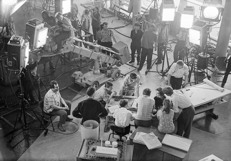 Картина «Дайте жалобную книгу» стала первым черно-белым художественным фильмом Эльдара Рязанова. Он сознательно отказался от цвета, чтобы уйти от условности сюжета и характеров, описанных в сценарии, и снять «правдивую комедию»&lt;br>
На фото: Эльдар Рязанов (слева) с актерами и съемочной группой фильма «Дайте жалобную книгу», 1964 год