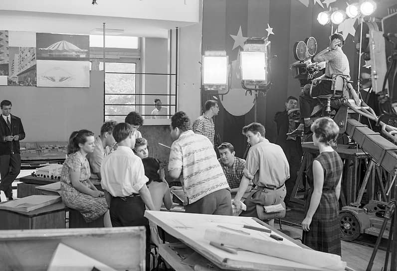 Роль директора ресторана «Одуванчик» Татьяны Шумовой в комедии «Дайте жалобную книгу» режиссер сразу предложил Ларисе Голубкиной. Она поначалу отказалась, посчитав образ скучным. Эльдар Александрович был согласен с актрисой и вместе с ней встретился со сценаристом картины Александром Галичем, который по их просьбе внес изменения в сюжет&lt;br>
На фото: Эльдар Рязанов (в центре) и Лариса Голубкина (справа) на съемках фильма «Дайте жалобную книгу», 1964 год